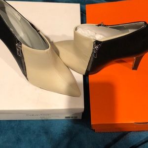 🔥🔥🔥🔥CALVIN KLEIN 2 TONE 4” HEELS